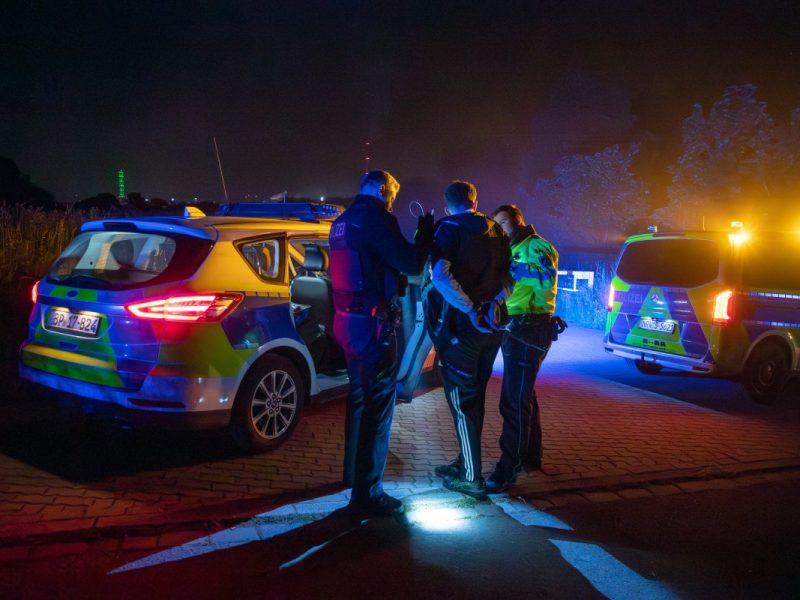 Polizei Duisburg Flüchtiger wird von zwei Beamten festgenommen
