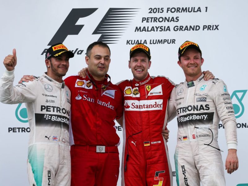 Formel 1: Sebastian Vettel, hier 2015 auf dem Podium, ist der Rekordsieger des Malaysia-GPs.