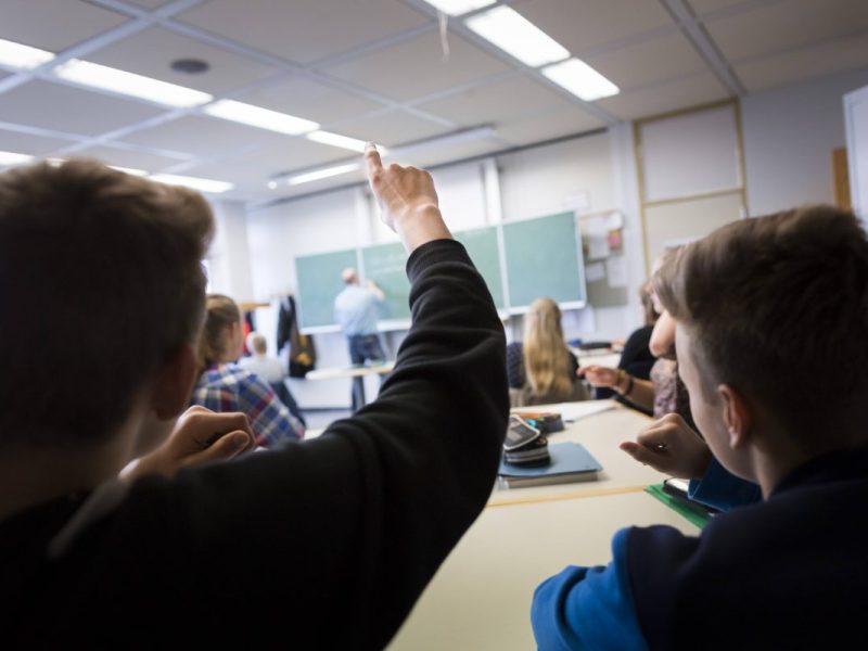 Klassenzimmer, Schüler melden sich
