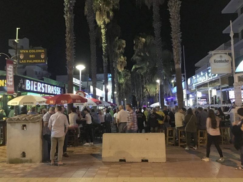 Mallorca-Urlauber an der Playa de Palma