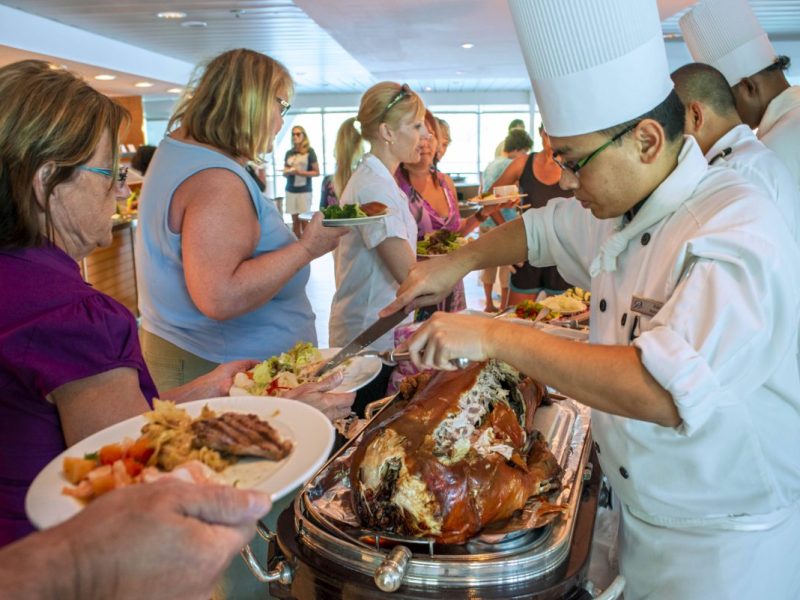 Kreuzfahrt: Von DIESEN Lebensmitteln lassen Kreuzfahrer besser die Finger.