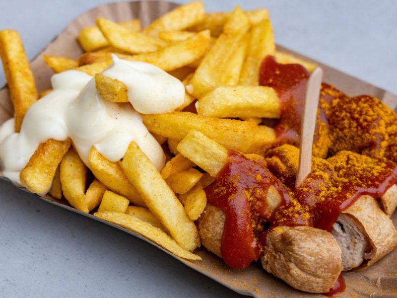 Currywurst Pommes und Mayo