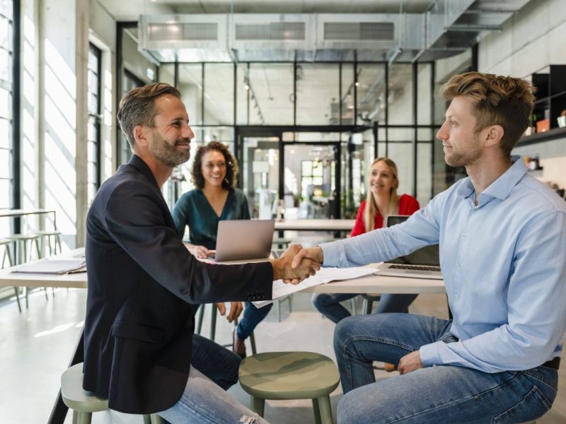 Viele Arbeitnehmer wünschen sich eine Veränderung in der Arbeitswelt, der Ruf nach einer 4-Tage-Woche wird immer lauter. Welche Vor- und Nachteile gibt es?