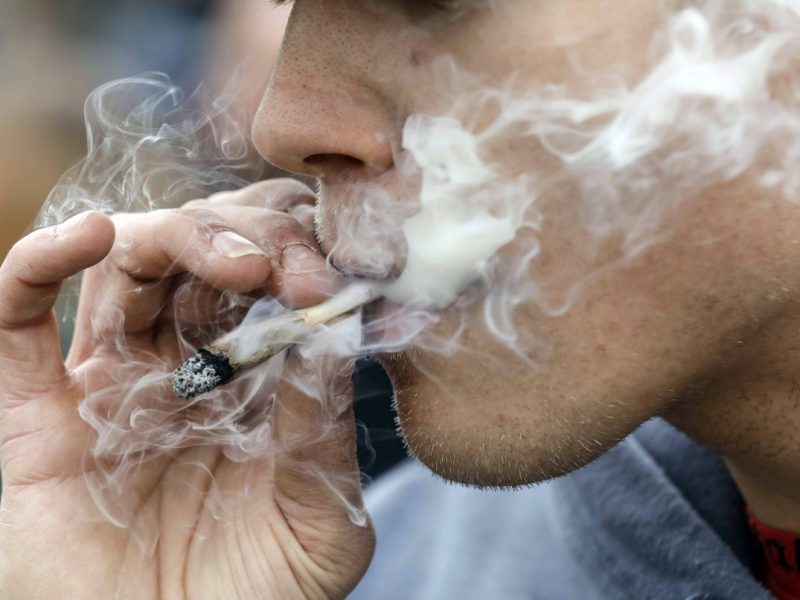 Die Bundesregierung will noch dieses Jahr Cannabis teilweise legalisieren, die Menschen dürften also legal kiffen. Doch das hat einen Haken.