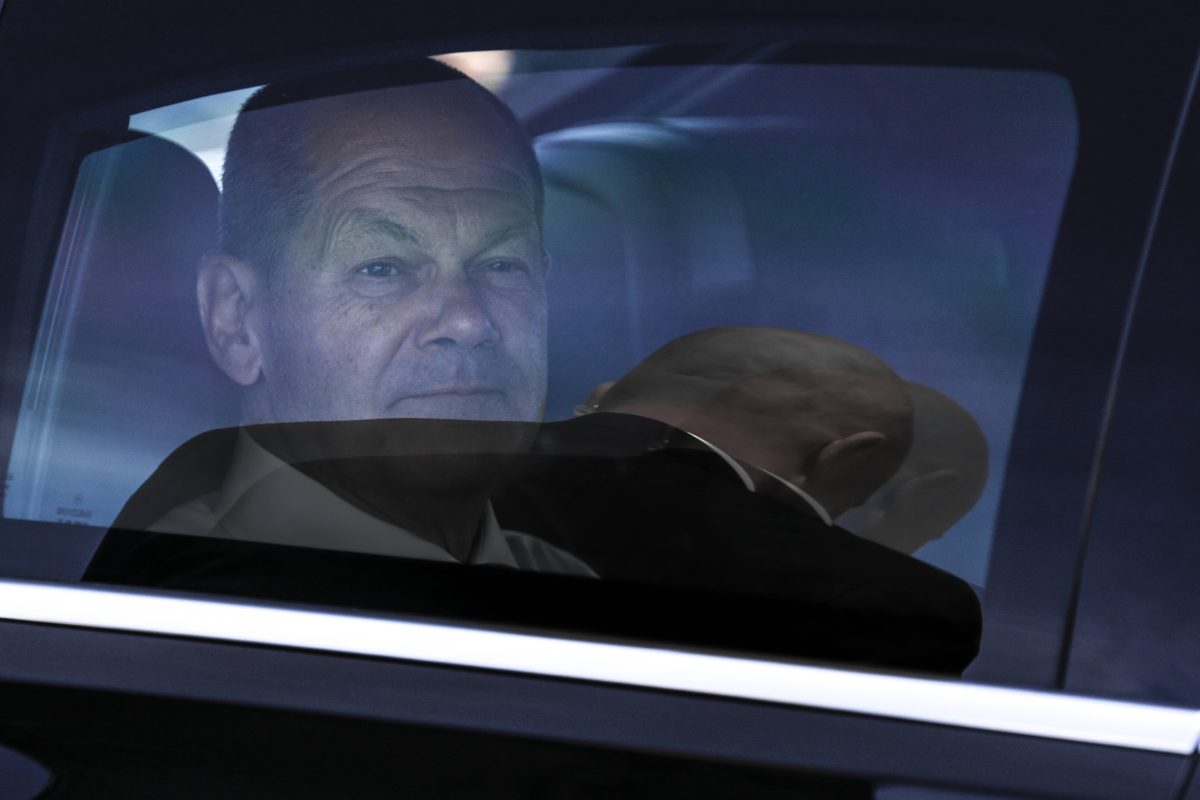 Ein Mann kommt Bundeskanzler Olaf Scholz gefährlich nah. Bevor er in den Regierungsflieger steigt, kommt es zu einer brenzligen Situation auf dem Rollfeld.
