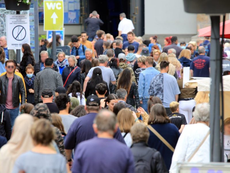 Bild vom Essen Original 2022 mit großer Menschenmenge