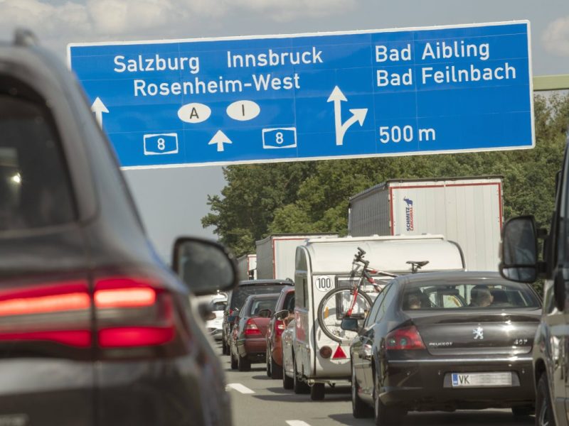 Österreich Autobahn Autos Verkehrsschilder