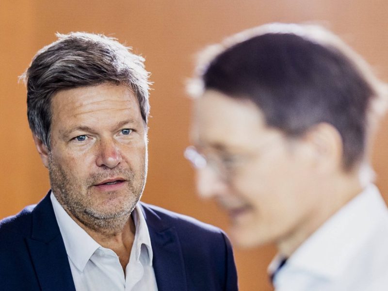 Die Kritik rund um Wirtschaftsminister Robert Habeck reißt nicht ab. Diese und weitere politische Unstimmigkeiten macht sich ein Komiker nun zu Nutze.