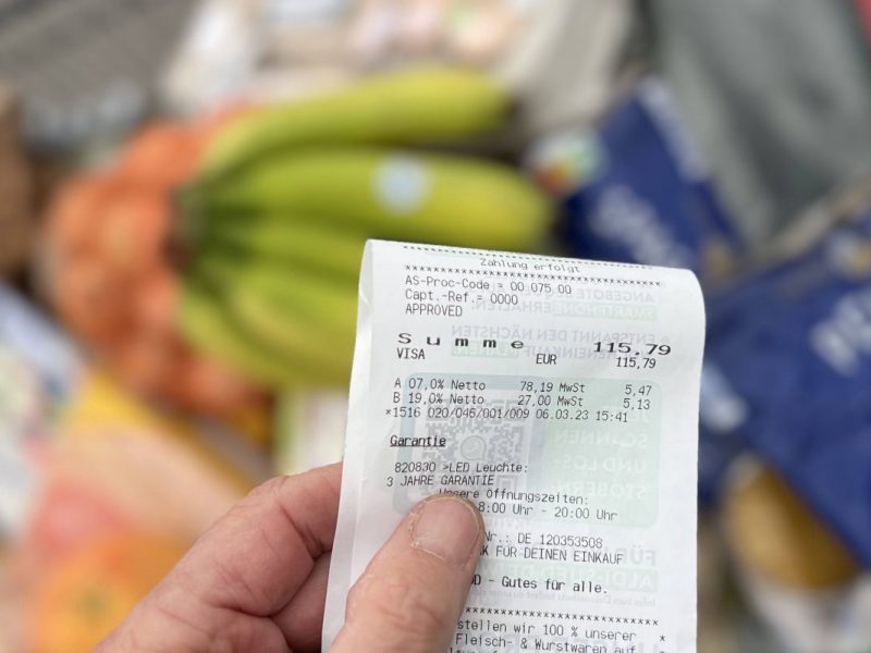 Fehler können passieren. Auch im Supermarkt oder Discounter. Eine Kaufland-Kundin warnt vor folgendem Kassenzettel-Fehler.