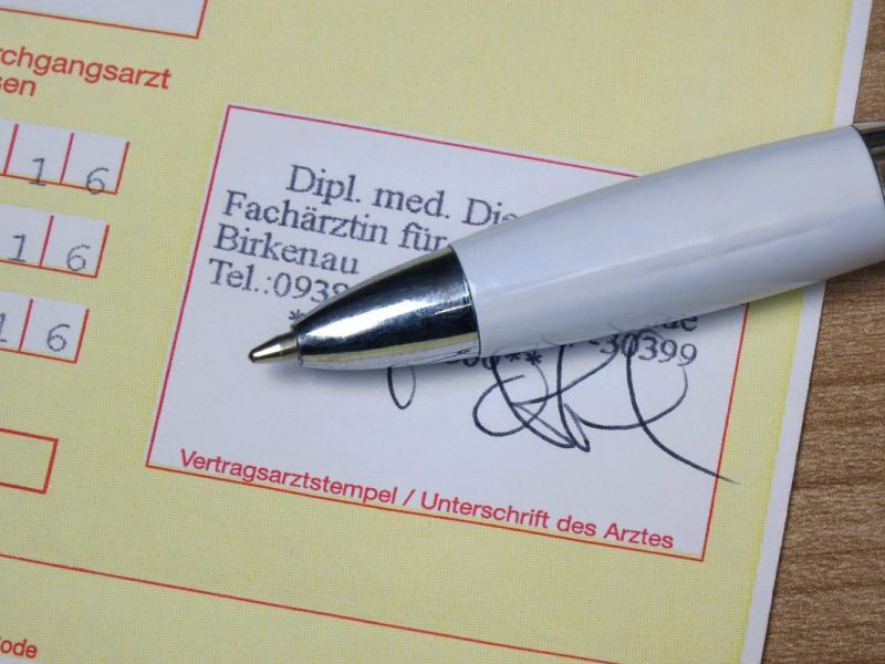 Wer krank ist, darf nur zuhause bleiben? Die Vorgesetzten müssen den Grund für die Krankmeldung wissen? Diese und weitere Irrtümer kursieren – ein Check.