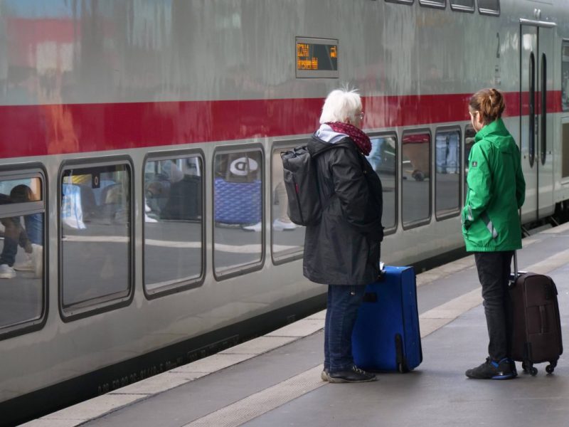Deutsche Bahn IC-Zug und Fahrgäste warten davor