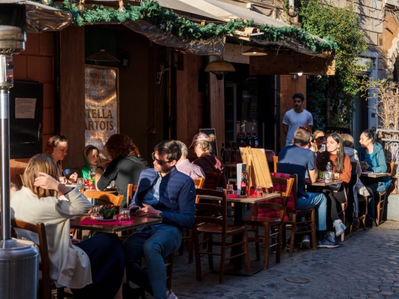 Urlauber in Italien sitzen in einem Restaurant