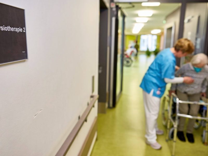 Ab Juli steigen die Beiträge zur gesetzlichen Pflegeversicherung. Karl Lauterbach will so das Pflegesystem stabilisieren. Kritik kommt von vielen Stellen.