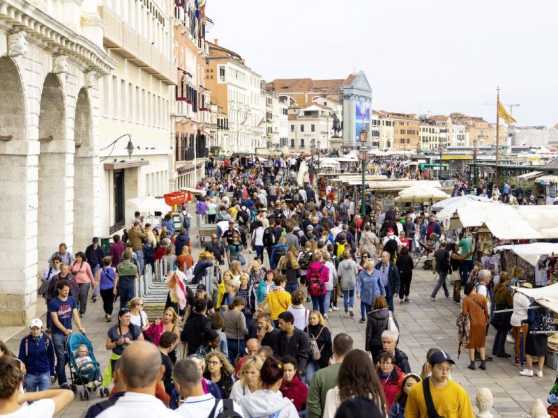 Italien lebt auch von den Tourismus-Einnahmen. Doch mittlerweile ächzen manche Regionen unter den Massen an Urlaubern und greifen hart durch.