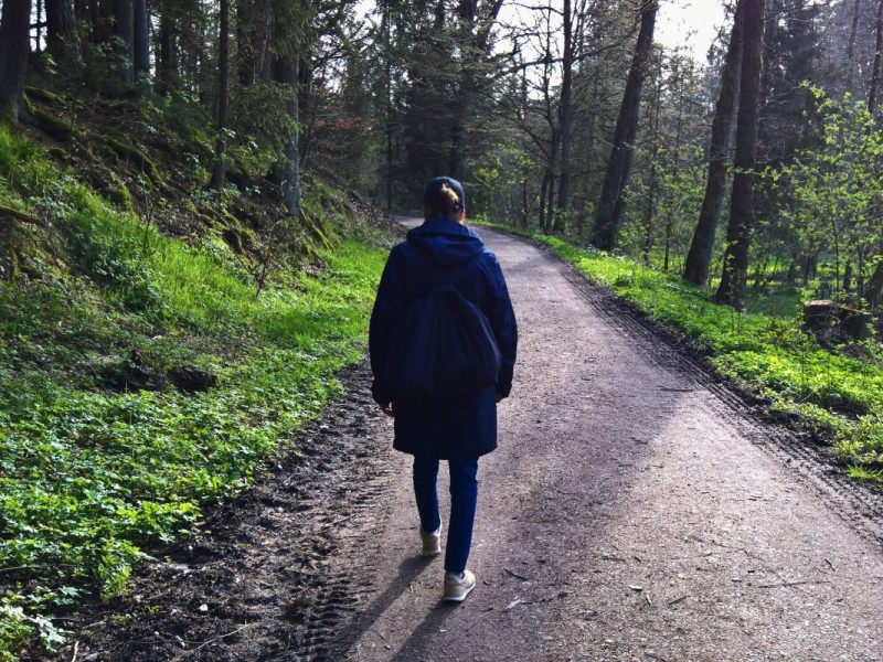 Wald, Spaziergängerin auf Pfad