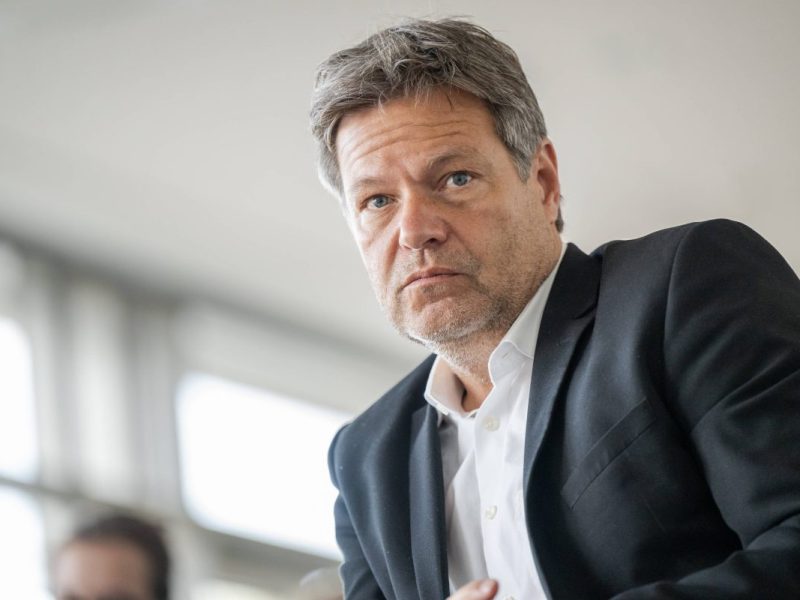 Personelle Verflechtungen rund um das Wirtschaftsministerium sorgen für Aufregung. Auch Vize-Kanzler Robert Habeck wird kritisiert, vor allem von der CDU.