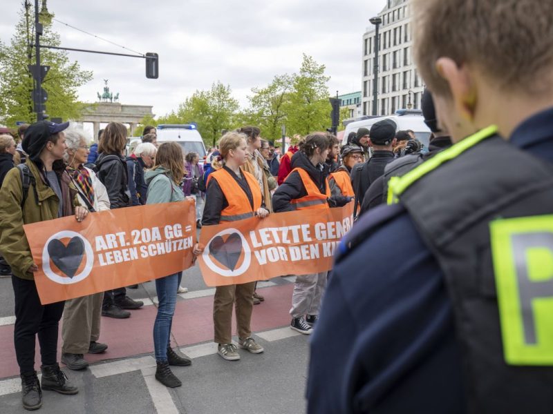 In einer großangelegten, bundesweiten Razzia gehen Polizei und Staatsanwaltschaft gegen die 