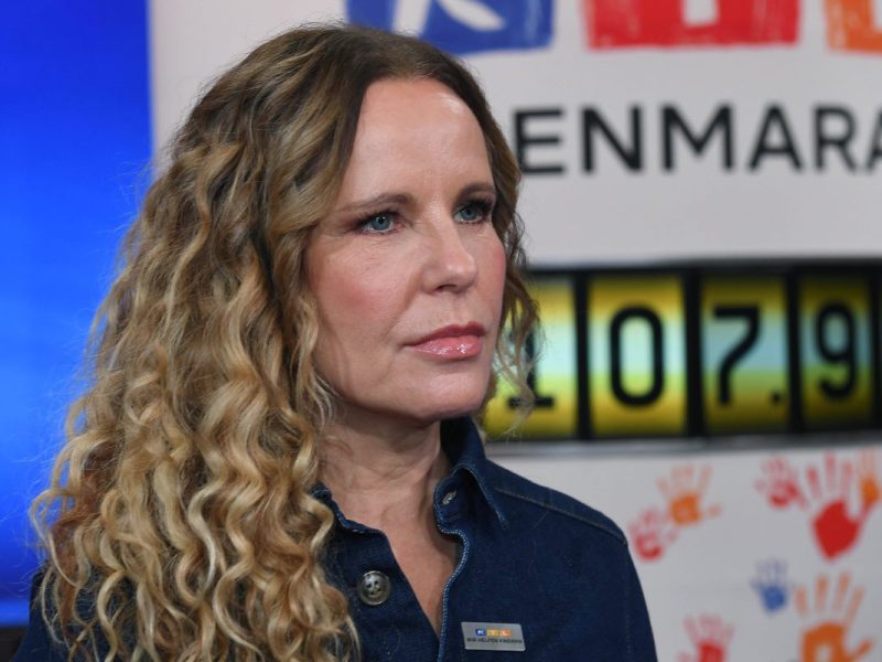 Katja Burkard (RTL) teilt ein Bein-Bild.