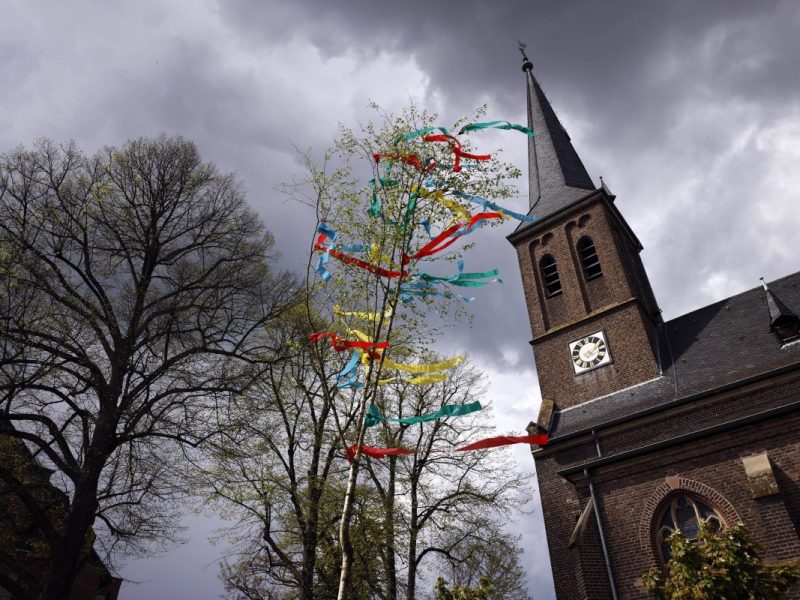 Wetter in NRW, Maibaum, Baum, Kirche