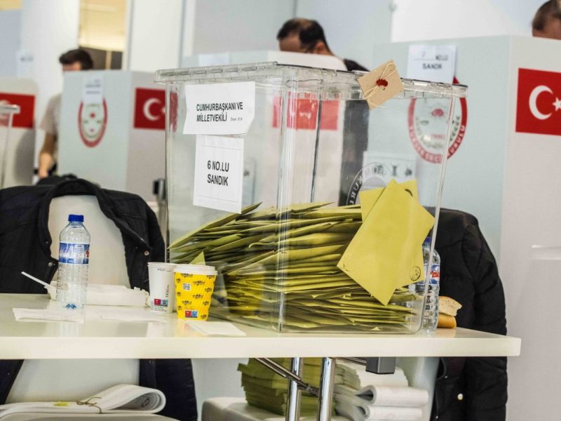 Der Wahlkrimi in der Türkei schlägt ein neues Kapitel auf. In zwei Wochen stimmen die Menschen in einer Stichwahl ab. Hierzulande geht das früher.