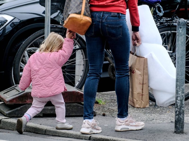 Das Kindergeld wird Familien monatlich ausgezahlt. Dann kommt es im Monat Juni. Achtung: Mittendrin kommt eine Überweisungs-Pause.
