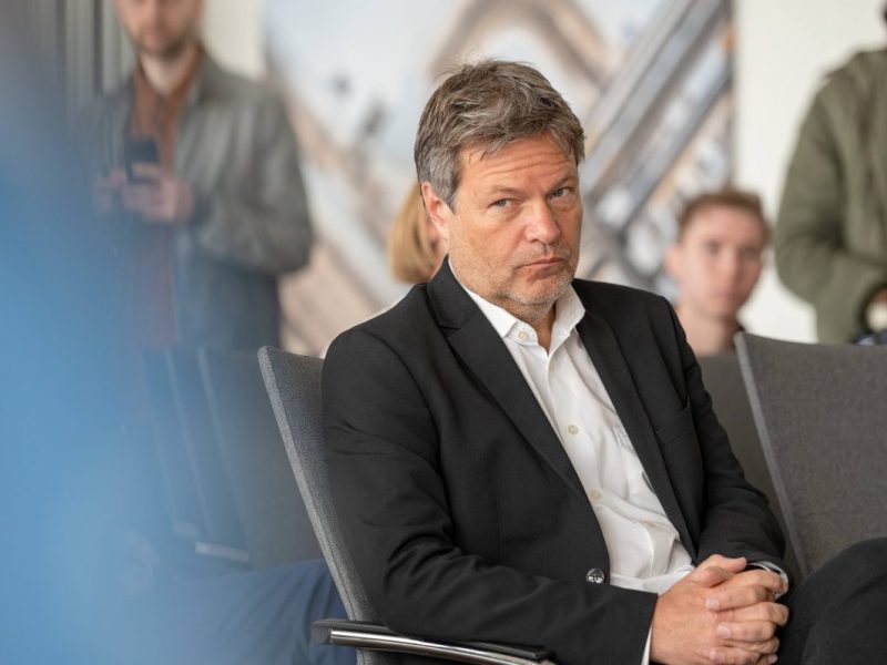 Robert Habeck: Vetternwirtschaft und Compliance-Verstöße: Die Kritik an Robert Habeck: Vetternwirtschaft und Compliance-Verstöße: Die Kritik an Wirtschaftsminister Robert Habeck reißt nicht ab. Jetzt steht ein weiterer Staatssekretär im Fokus.