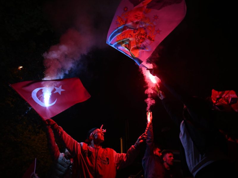 Es sind nur noch wenige Tage bis zur Stichwahl in der Türkei. Ein Imam schwört seine Gemeinde in Istanbul bereits auf einen Bürgerkrieg ein.