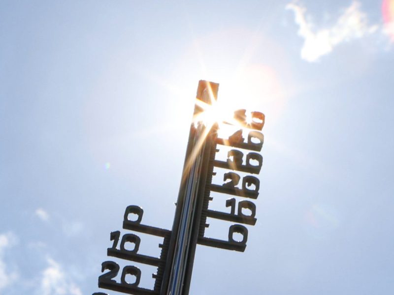 Thermometer vor einstrahlender Sonne