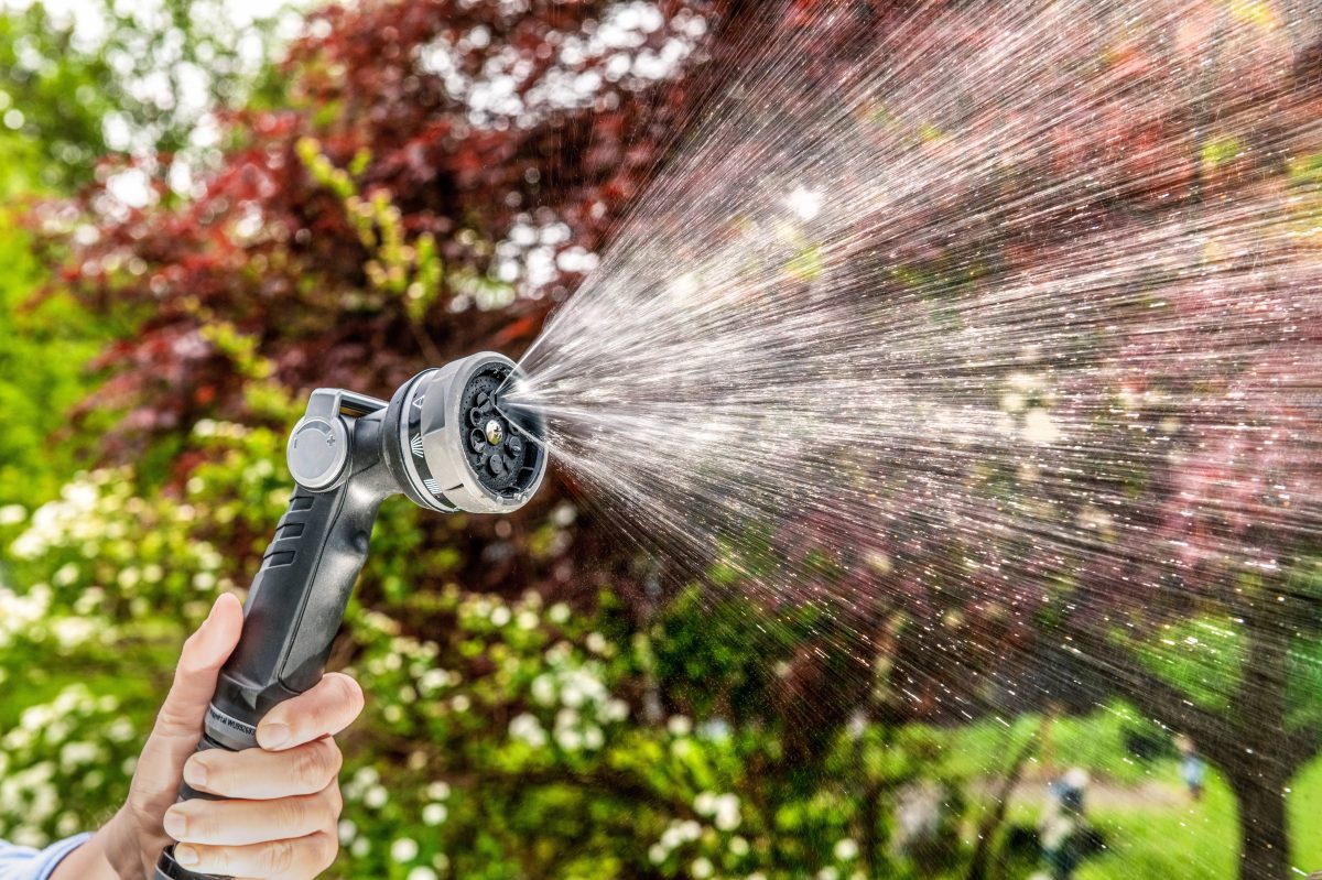 Wasserschlauch mit Düse zum Rasenbewässern
