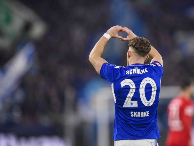 Tim Skarke jubelt im Trikot des FC Schalke 04.
