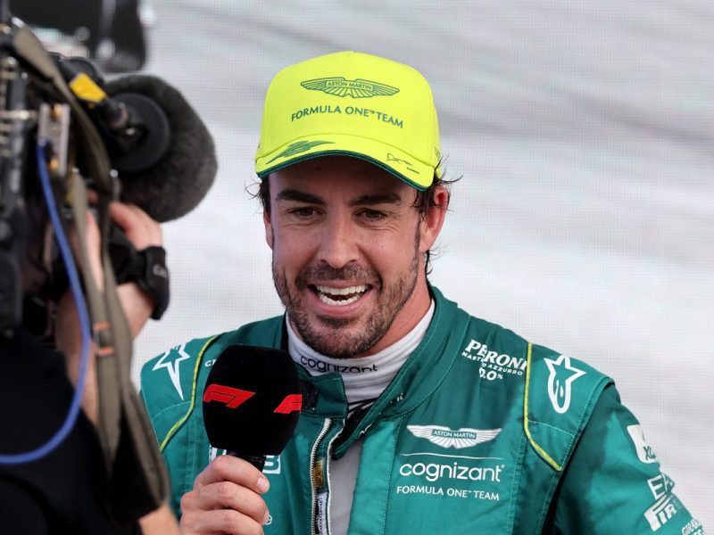 Die Formel 1 darf sich noch länger über Fernando Alonso freuen.