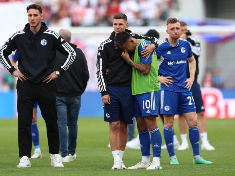 Der FC Schalke 04 trauert nach dem Absturz in die Zweitklassigkeit.