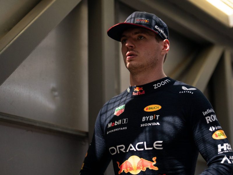 Max Verstappen, Doppelweltmeister der Formel 1, läuft grimmig durch die Boxengasse.