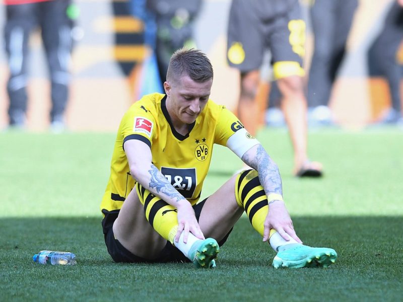 Marco Reus sitzt nach dem Unentschieden von Borussia Dortmund zerstört am Boden.