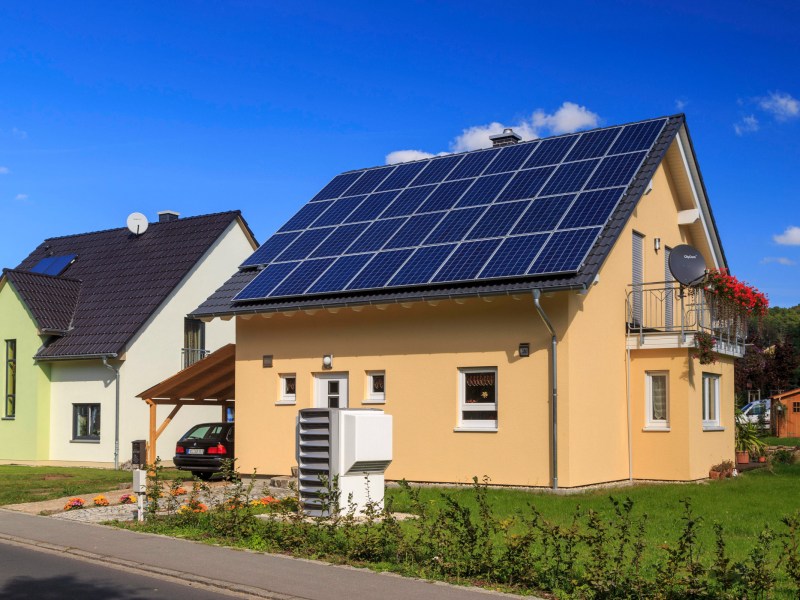 Haus mit Photovoltaik auf dem Dach.