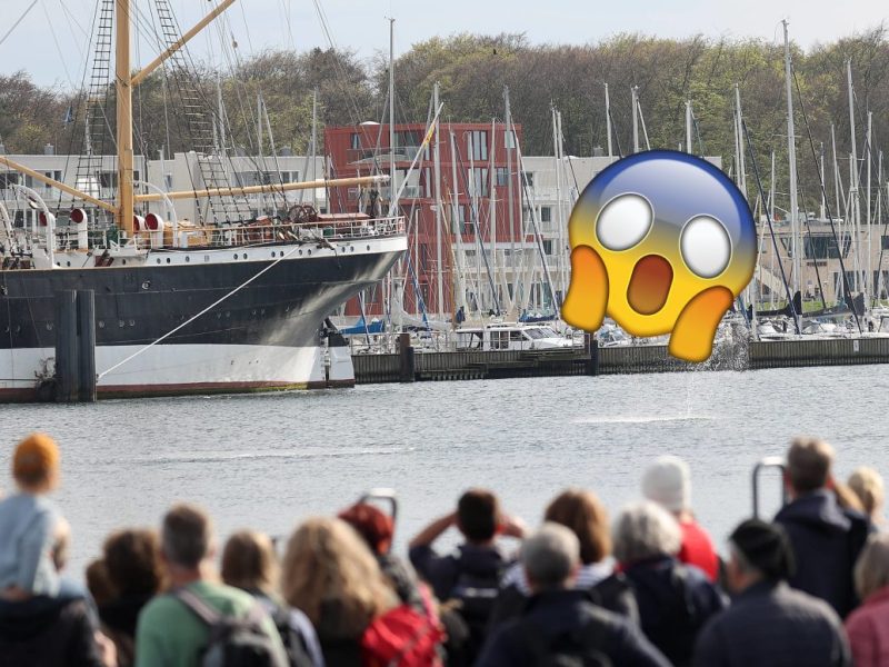 Ostsee, Travemünde, Schaulustige beobachten Wasser und Boote