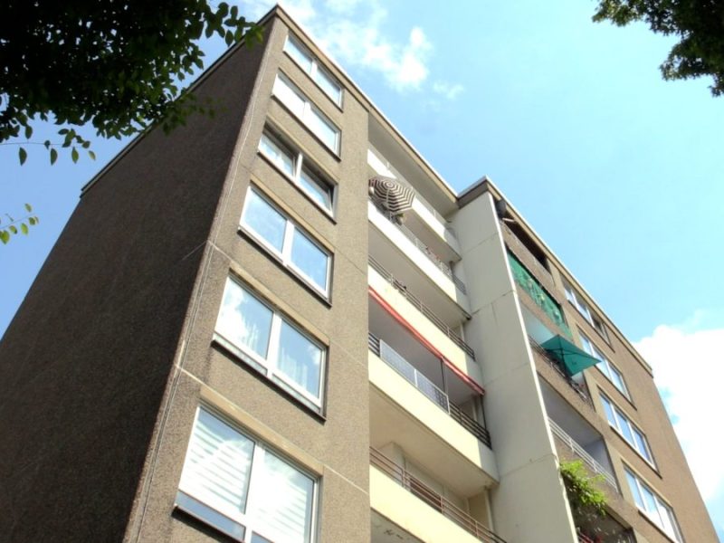 Essen: Schlimmes Drama im Stadtteil Freisenbruch. 15-Jährige stürzt vom Balkon.