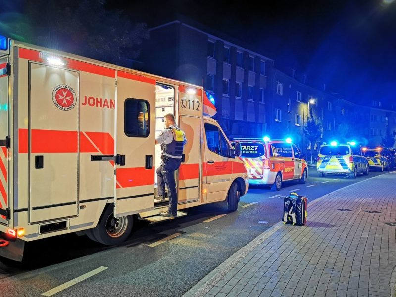 Kollonne aus Polizeiwagen, Notarztwagen und Rettungwagen