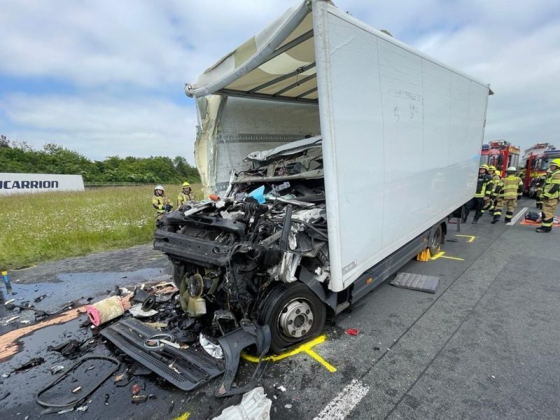 A1 bei Kamen Unfall, beschädigter Lkw