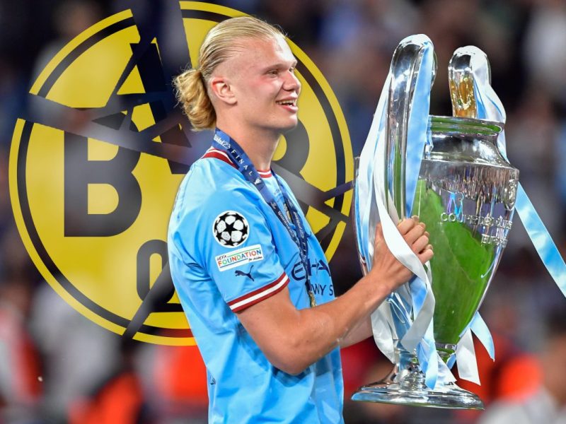 Erling Haaland hält glücklich die Champions-League-Trophäe.