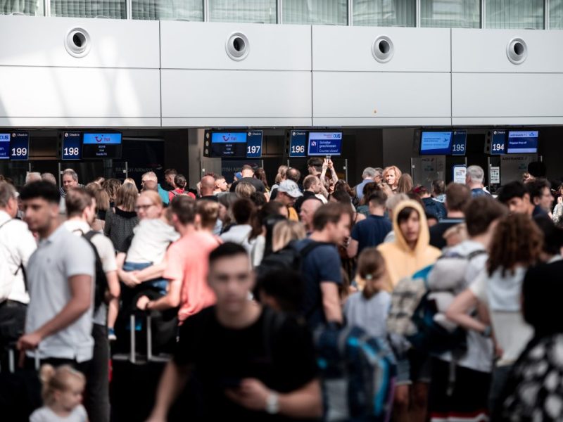 Eingangshalle im Flughafen Düsseldorf voller Menschen
