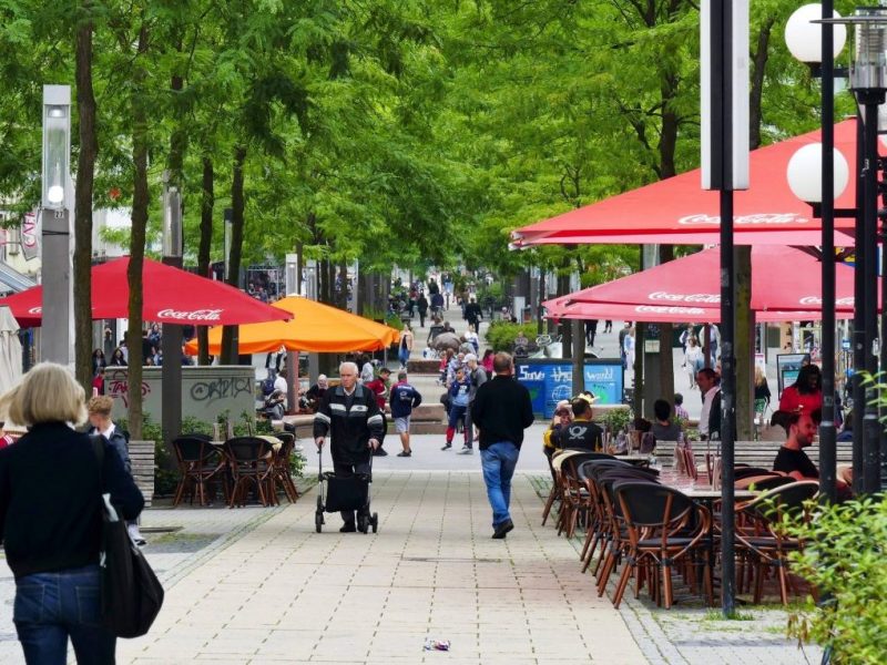 Herne, Ruhrgebiet, Innenstadt, Cafés und Fußgänger