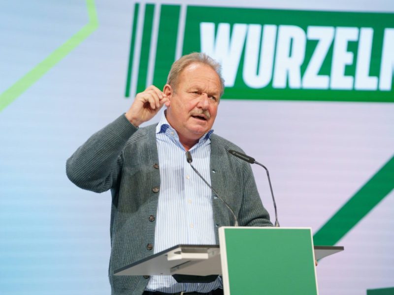 Auf Vorschlag soll der Mindestlohn nächstes Jahr um 41 Cent steigen. Sozialverbände forderten mehr. Auch Frank Bsirske kritisiert die empfohlene Erhöhung.