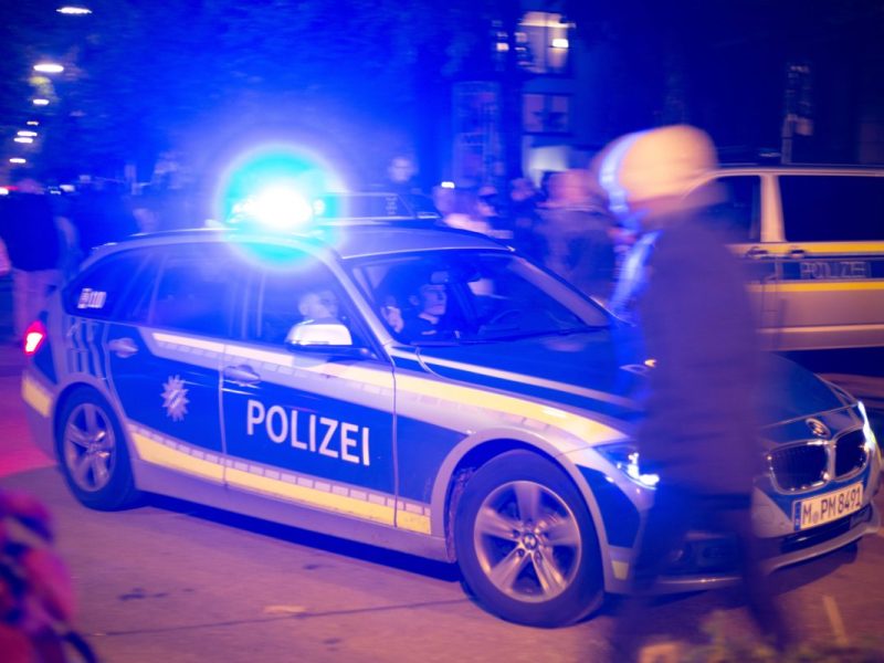 Polizeiautos, Beamte und Fußgänger