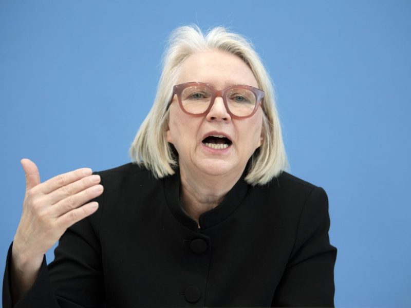 Der demographische Wandel wird für das deutsche Rentensystem zum Problem. Monika Schnitzer fordert deshalb an mehreren Stellschrauben zu drehen.