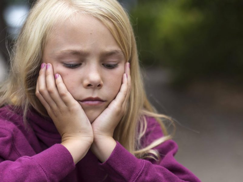 Das Existenzminimum wird für Kinder an den Bedarfen von Erwachsenen berechnet. Doch warum ist das? Kritik kommt von vielen Seiten.