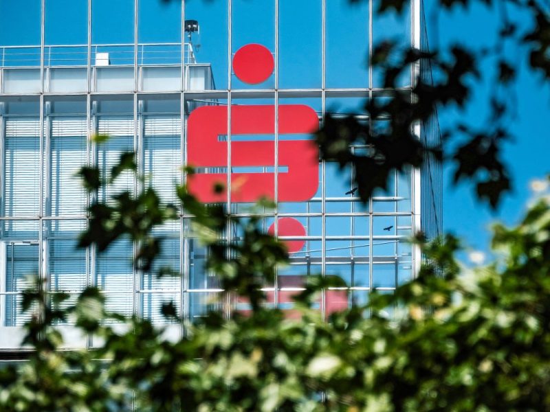 Die Sparkasse in NRW plant einige Transformationen. Darunter auch die Umwandlung in SB-Filialen. Doch das gefällt nicht allen Kunden.