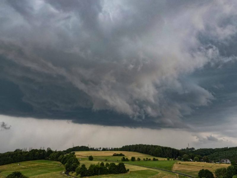 Himmel überm Sauerland in NRW verdunkelt durch Gewitter