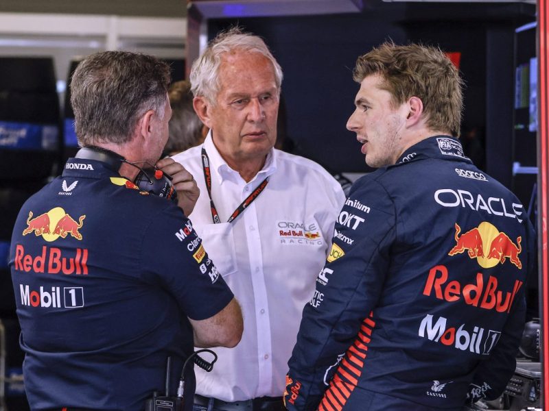 Helmut Marko im Gespräch mit Christian Horner und Formel-1-Weltmeister Max Verstappen.