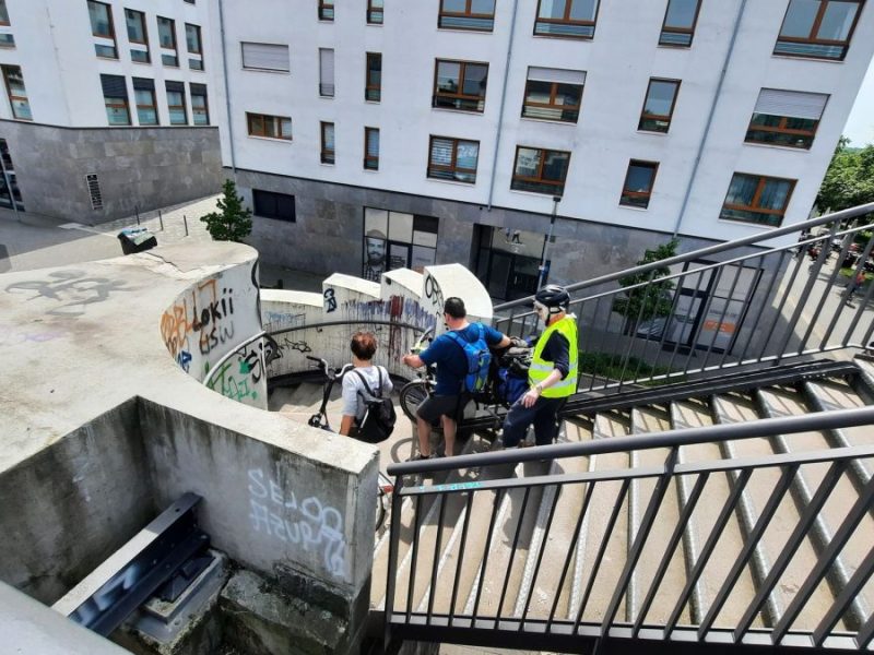 Treppe an der Ruhrpromenade Mülheim, Fahrradfahrer tragen ihre Räder runter